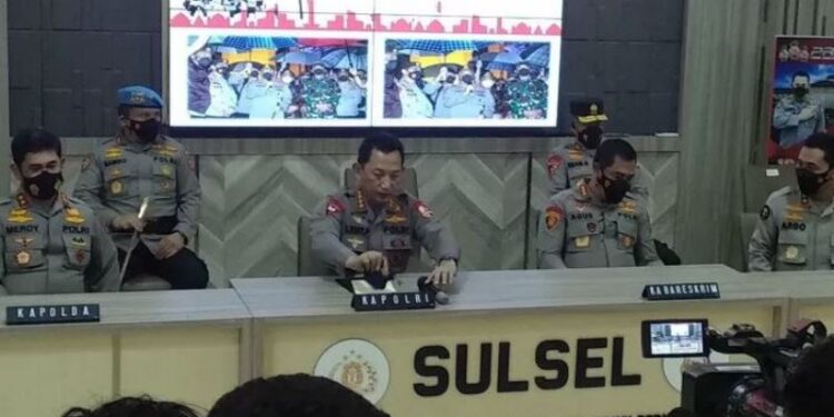 Kapolri Jenderal Listyo Sigit Prabowo (dua kiri) memberikan penjelasan terkini kasus bom bunuh diri di Makassar,Senin,(29/3/2021). ANT