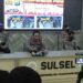 Kapolri Jenderal Listyo Sigit Prabowo (dua kiri) memberikan penjelasan terkini kasus bom bunuh diri di Makassar,Senin,(29/3/2021). ANT