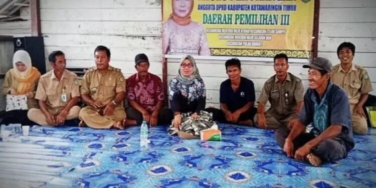 Dokumentasi - Ketua Komisi II DPRD Kotawaringin Timur, Hj Darmawati (tengah) saat reses perorangan ke Desa Satiruk, sebelum terjadi pandemi COVID-19, beberapa waktu lalu. (ANT/IST)
