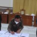 Ketua DPRD Gumas Akerman Sahidar disaksikan Wakil Ketua I Binartha, Wakil Bupati Efrensia L.P Umbing menandatangani persetujuan bersama terhadap dua raperda, saat rapat paripurna di Kuala Kurun, Rabu (24/3/2021). (Foto : Setwan Gumas)