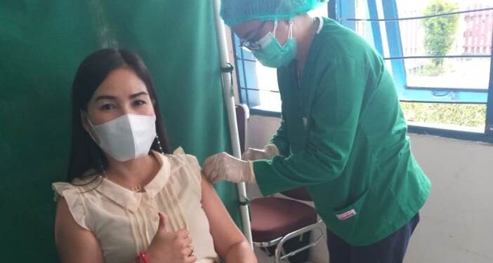 Legislator Kabupaten Gumas Elvi Esie saat menjalani vaksinasi COVID-19 dosis kedua, di RSUD Kuala Kurun, Selasa (30/3/2021). (Foto : RSUD Kuala Kurun)