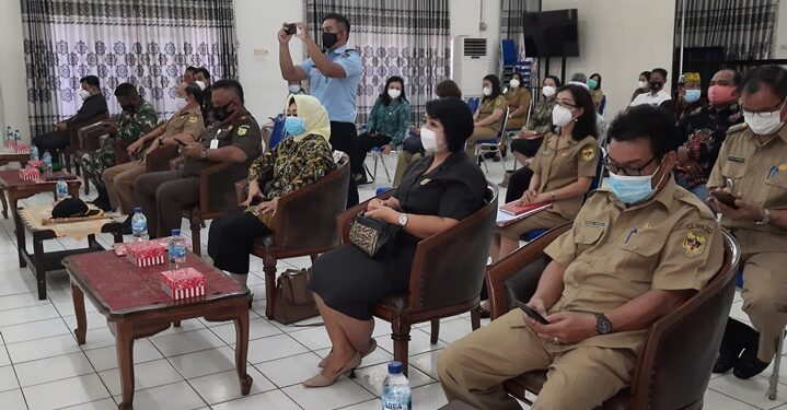 Legislator Kabupaten Gumas Iceu Purnamasari (depan kanan kedua) saat mengikuti rapat eksekutif kegiatan penyusunan Raperbup tentang Perlindungan Perempuan dan Anak di Kuala Kurun, Senin (1/3/2021). (ANT)