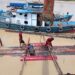Karyawan PT HPL sedang mengenjot perakitan log pond di Kelurahan Kampuri, Kecamatan Mihing Raya dengan melalui jalur sungai.