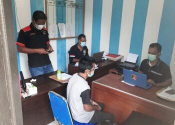 S menjalani pemeriksaan oleh polisi, di Mapolres Gumas, Selasa (27/4/2021). (MN-3)
