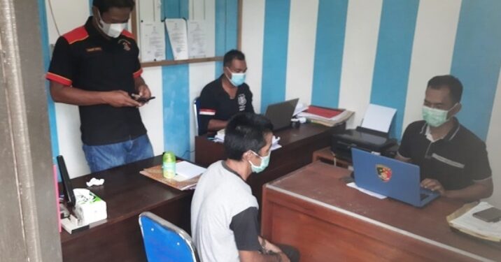 S menjalani pemeriksaan oleh polisi, di Mapolres Gumas, Selasa (27/4/2021). (MN-3)