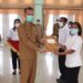 Bupati Gumas Jaya S Monong menyerahkan SK pengangkatan PPPK secara simbolis kepada salah seorang perwakilan PPPK. Penyerahan SK pengangkatan PPPK dilakukan di GPU Damang Batu Kuala Kurun, Selasa (6/4/2021). (Foto : Protokol dan Perjalanan Setda Gumas)
