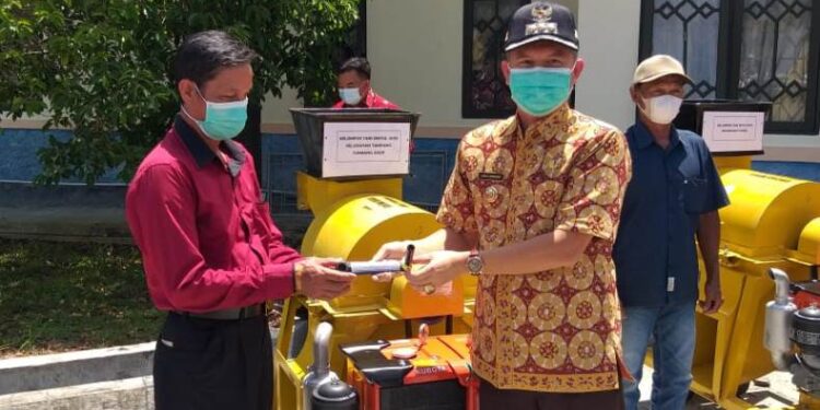 Bupati Gumas Jaya S Monong menyerahkan alsintan bantuan hibah secara simbolis kepada salah satu poktan penerima bantuan, di Kuala Kurun, Kamis (8/4/2021). (Foto : Dinas Pertanian Gumas)