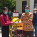 Bupati Gumas Jaya S Monong menyerahkan alsintan bantuan hibah secara simbolis kepada salah satu poktan penerima bantuan, di Kuala Kurun, Kamis (8/4/2021). (Foto : Dinas Pertanian Gumas)