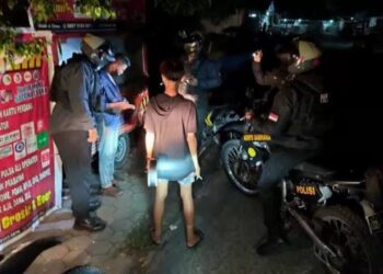Tim 'Raimas Backbone' Dit Samapta Polda Kalteng melakukan pemeriksaan terhadap remaja di bawah umur yang kedapatan membawa pipit kaca atau alat hisap sabu di Kota Palangka Raya, Kamis (15/4/2021). (ANT/IST)