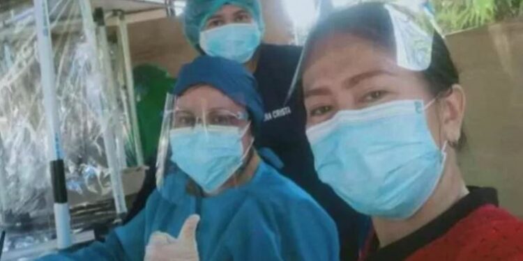 Kepala Puskesmas Kurun Vera Crista (belakang) bersama pegawai puskesmas menyempatkan berfoto usai melakukan pelayanan vaksinasi COVID-19 di puskesmas setempat, 15 Maret 2021. (IST)