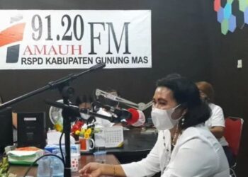 Anggota DPRD Gumas yang juga Ketua PWKI Gumas Rayaniatie Djangkan (kanan) saat melakukan talkshow di LPPL Radio Hamauh FM, Rabu (21/4/2021). (ANT)