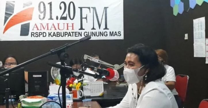 Anggota DPRD Gumas yang juga Ketua PWKI Gumas Rayaniatie Djangkan (kanan) saat melakukan talkshow di LPPL Radio Hamauh FM, Rabu (21/4/2021). (ANT)