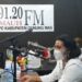Anggota DPRD Gumas yang juga Ketua PWKI Gumas Rayaniatie Djangkan (kanan) saat melakukan talkshow di LPPL Radio Hamauh FM, Rabu (21/4/2021). (ANT)