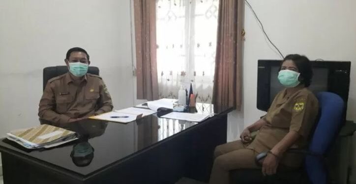 Kepala Dinsos Kabupaten Gumas Jhonson Ahmad (kiri) dan Kepala Bidang Pemberdayaan Sosial dan Penanganan Fakir Miskin Yuritae menerima kedatangan awak media, Selasa (20/4/2021) lalu. (ANT/IST)