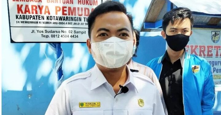 Legislator Kabupaten Kotawaringin Timur Riskon Fabiansyah saat menghadiri pelatihan advokasi perempuan dan keprotokolan serta peresmian LBH Karya Pemuda KNPI Kotawaringin Timur, Jumat (23/4/2021). ANT/IST