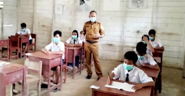 Pengawas Pembina SMPN Satap 1 Rungan Barat Disdipora Gumas Sugiarto saat memantau ujian sekolah di SMPN Satap 1 Rungan Barat, Selasa (20/4/2021). (ANTARA/IST)