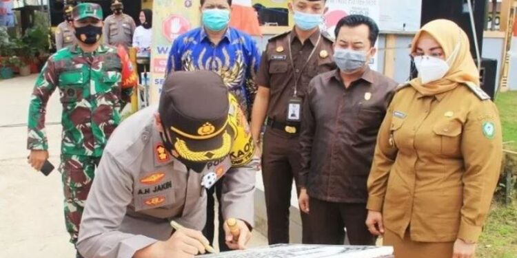 Anggota DPRD Kotawaringin Timur Parimus (batik biru) dan Rimbun (masker abu-abu) saat menghadiri peresmian Polsek Telawang oleh Kapolres AKBP Abdoel Harris Jakin disaksikan Wakil Bupati Irawati, Senin (29/3/2021) lalu. ANT/IST
