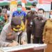 Anggota DPRD Kotawaringin Timur Parimus (batik biru) dan Rimbun (masker abu-abu) saat menghadiri peresmian Polsek Telawang oleh Kapolres AKBP Abdoel Harris Jakin disaksikan Wakil Bupati Irawati, Senin (29/3/2021) lalu. ANT/IST