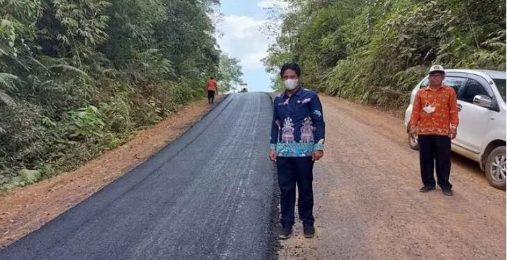 Kabid Bina Marga pada DPU Kabupaten Gumas Bambang Jaya (batik biru) dan lainnya saat meninjau pengerjaan peningkatan ruas jalan penghubung Tumbang Miri-Batu Tangkoi-Tumbang Marikoi pekan lalu. Saat ini ruas jalan di sana mulai diaspal. ANTARA/IST