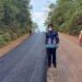 Kabid Bina Marga pada DPU Kabupaten Gumas Bambang Jaya (batik biru) dan lainnya saat meninjau pengerjaan peningkatan ruas jalan penghubung Tumbang Miri-Batu Tangkoi-Tumbang Marikoi pekan lalu. Saat ini ruas jalan di sana mulai diaspal. ANTARA/IST
