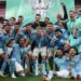 Para pemain dan staf Manchester City berpose bersama trofi Piala Liga Inggris setelah mereka memenangi kompetisi musim 2020/21 dengan mengalahkan Tottenham Hotspur dalam partai final di Stadion Wembley, London, Inggris, Minggu (25/4/2021) waktu setempat. (ANT/IST)