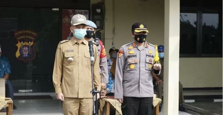 Bupati Gumas Jaya S Monong dan Kapolres AKBP Rudi Asriman saat deklarasi larangan mudik lebaran, di halaman Mapolres setempat, Senin (26/4/2021). (ANT/IST)
