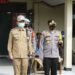 Bupati Gumas Jaya S Monong dan Kapolres AKBP Rudi Asriman saat deklarasi larangan mudik lebaran, di halaman Mapolres setempat, Senin (26/4/2021). (ANT/IST)