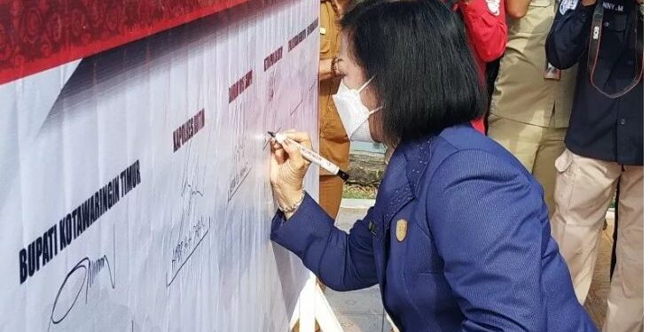 Ketua DPRD Kotim Rinie membubuhkan tanda tangan sebagai bentuk dukungan terhadap kebijakan peniadaan mudik lebaran. Penandatanganan ini merupakan bagian dari deklarasi mendukung kebijakan peniadaan mudik, Senin (26/4/2021). (ANT/IST)
