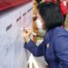 Ketua DPRD Kotim Rinie membubuhkan tanda tangan sebagai bentuk dukungan terhadap kebijakan peniadaan mudik lebaran. Penandatanganan ini merupakan bagian dari deklarasi mendukung kebijakan peniadaan mudik, Senin (26/4/2021). (ANT/IST)