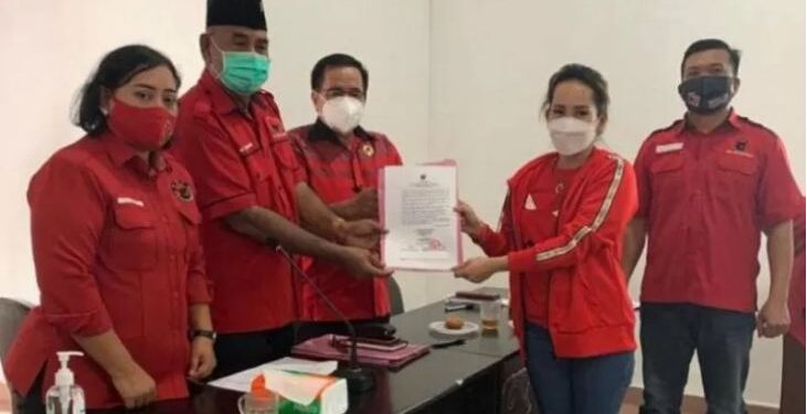 Sekretaris DPC PDI Perjuangan Gumas Nomi Aprilia (kanan kedua) bersama Ketua DPC PDI Perjuangan Gumas Akerman Sahidar (tengah) menyerahkan rekomendasi rakercab kepada perwakilan DPD PDI Perjuangan Kalteng Fransiscus Welafubun (kiri kedua), usai pelaksanaan rakercab PDI Perjuangan Gumas, di Kuala Kurun, Senin (26/4/2021). (ANT/IST)