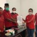 Sekretaris DPC PDI Perjuangan Gumas Nomi Aprilia (kanan kedua) bersama Ketua DPC PDI Perjuangan Gumas Akerman Sahidar (tengah) menyerahkan rekomendasi rakercab kepada perwakilan DPD PDI Perjuangan Kalteng Fransiscus Welafubun (kiri kedua), usai pelaksanaan rakercab PDI Perjuangan Gumas, di Kuala Kurun, Senin (26/4/2021). (ANT/IST)