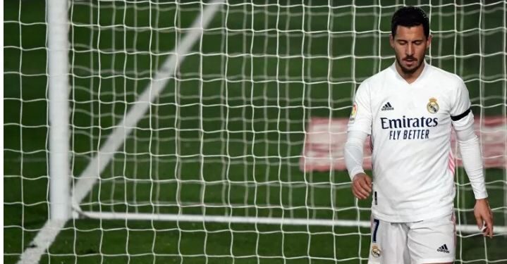 Real Madrid's Belgian forward Eden Hazard leaves the pitch during the Spanish League football match between Real Madrid and Deportivo Alaves at the Alfredo Di Stefano stadium in Madrid, on November 28, 2020. (Photo by PIERRE-PHILIPPE MARCOU / AFP)