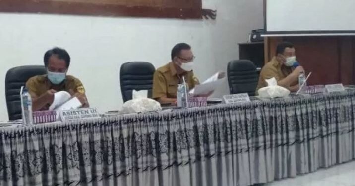 Sekda Gumas Yansiterson (tengah) didampingi Asisten III Untung (kiri) dan Kepala Bapenda Edison, saat rapat evaluasi capaian PAD triwulan pertama 2021, di Kuala Kurun, Senin (26/4/2021). (ANT/IST)