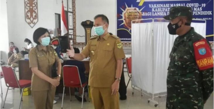 Bupati Gumas Jaya S Monong (tengah) didampingi Kepala Dinkes Kabupaten Gumas Maria Efianti (kiri) dan lainnya memantau pelaksanaan vaksinasi massal COVID-19, di GPU Damang Batu Kuala Kurun, Selasa (27/4/2021). (ANT/IST)