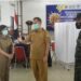 Bupati Gumas Jaya S Monong (tengah) didampingi Kepala Dinkes Kabupaten Gumas Maria Efianti (kiri) dan lainnya memantau pelaksanaan vaksinasi massal COVID-19, di GPU Damang Batu Kuala Kurun, Selasa (27/4/2021). (ANT/IST)