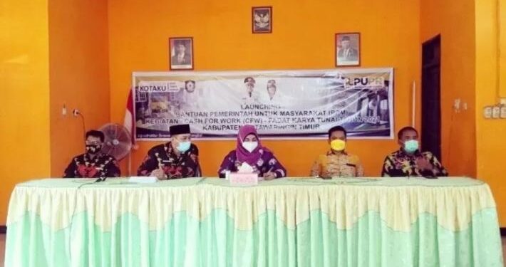 Anggota Komisi III DPRD Kotawaringin Timur Riskon Fabiansyah (masker kuning) dan Wakil Bupati Irawati saat memperkenalkan program padat karya tunai (PKT) atau "cash for work" (CFW) di aula Kantor Kelurahan Ketapang Kecamatan Mentawa Baru Ketapang, Kamis (29/4/2021). (ANT/IST)