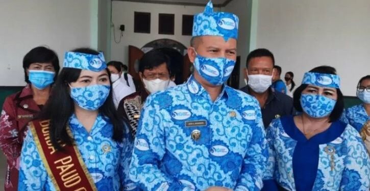 Bupati Gumas Jaya S Monong (tengah) didampingi Bunda Paud Gumas Mimie Mariatie Jaya S Monong (kiri) dan lainnya, memberi keterangan usai membuka bimtek persiapan mengikuti seleksi PPPK bagi guru honorer, di GPU Damang Batu Kuala Kurun, Jumat (30/4/2021). (ANT/IST)
