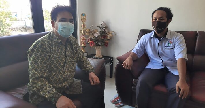 Kepala BPS Kabupaten Gumas Waras (kiri) dan Statistisi Pertama BPS Kabupaten Gumas Akhino Yogi Pranata