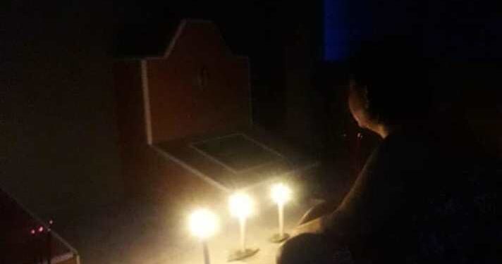 Anggota DPRD Kabupaten Gumas, Iceu Purnamasari saat menyalakan lilin di kuburan orang tuanya, di Kelurahan Kuala Kurun, Jumat (2/4/2021). (Foto : Iceu Purnamasari)