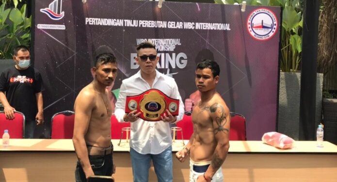Petinju Eyger Sing Lamandau (kanan) berhadapan dengan Jack Langendi Timor (kiri) usai menjalani pemeriksaan kesehatan dan timbang badan di Hotel Atlet Century Park, Senayan, Jakarta, Selasa (13/4/2021). (ANT/IST)