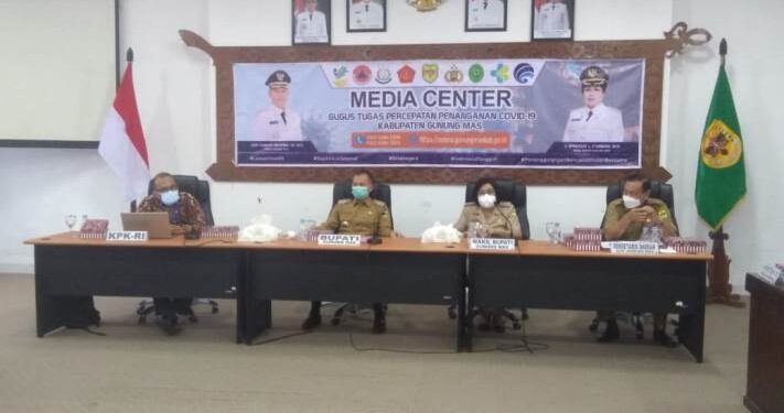 (Dari kiri) Kedeputian Bidang Koordinasi Supervisi Wilayah III KPK RI Uding Juharudin, Bupati Gumas Jaya S Monong, Wakil Bupati Efrensia L.P Umbing, dan Sekda Yansiterson saat Rapat Koordinasi Program Pencegahan Korupsi, di Kuala Kurun, Selasa (6/4/2021). (Foto : Diskominfosantik Gumas)