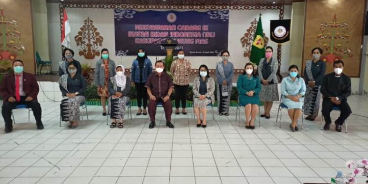 Sekda Gumas Yansiterson bersama Ketua IBI Gumas masa bakti 2013-2018 Armelin dan lainnya saat pembukaan Muscab IBI Gumas di Kuala Kurun, Sabtu, (10/4/2021). (Foto : PWI Kabupaten Gumas)