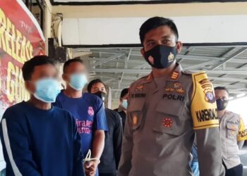 Kabag Ops Polres Gumas AKP Tri Wibowo menasihati MG dan AV agar tidak lagi melakukan pencurian, usai jumpa pers di Mapolres setempat, Kamis (1/4/2021).