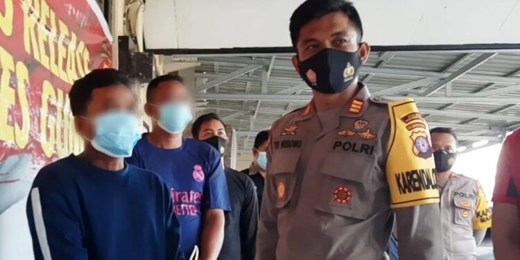 Kabag Ops Polres Gumas AKP Tri Wibowo menasihati MG dan AV agar tidak lagi melakukan pencurian, usai jumpa pers di Mapolres setempat, Kamis (1/4/2021).