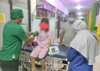 Korban J menjalani visum di Puskesmas Tewah, Kecamatan Tewah, Kabupaten Gumas, Minggu (11/4/2021). (Foto : IST)