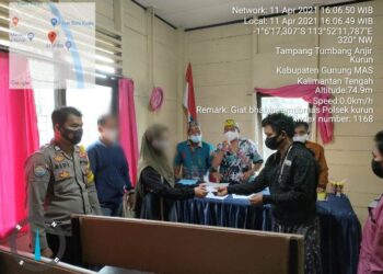 Suasana mediasi terkait pengintipan, di Mapolsek Kurun, Kabupaten Gunung Mas, Minggu (11/4/2021). (Foto : Polsek Kurun)