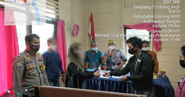Suasana mediasi terkait pengintipan, di Mapolsek Kurun, Kabupaten Gunung Mas, Minggu (11/4/2021). (Foto : Polsek Kurun)