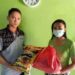 Perwakilan HRD PT HPL saat membagikan paket sembako ke salah satu penerima sembako di sekitar pabrik, Selasa, (13/4/2021). (Foto : IST)