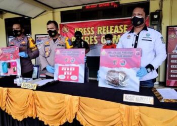 Kapolres Gumas AKBP Rudi Asriman (tengah), Wakapolres Kompol Daeng Riandika Mahardani (kiri) dan Kasatresnarkoba Ipda Budi Utomo (kanan), menunjukkan barang bukti, saat pers rilis di Mapolres setempat, Rabu (14/4/2021).