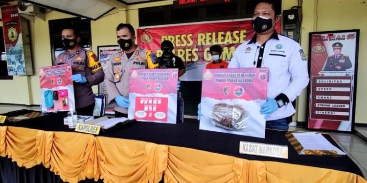 Kapolres Gumas AKBP Rudi Asriman (tengah), Wakapolres Kompol Daeng Riandika Mahardani (kiri) dan Kasatresnarkoba Ipda Budi Utomo (kanan), menunjukkan barang bukti, saat pers rilis di Mapolres setempat, Rabu (14/4/2021).